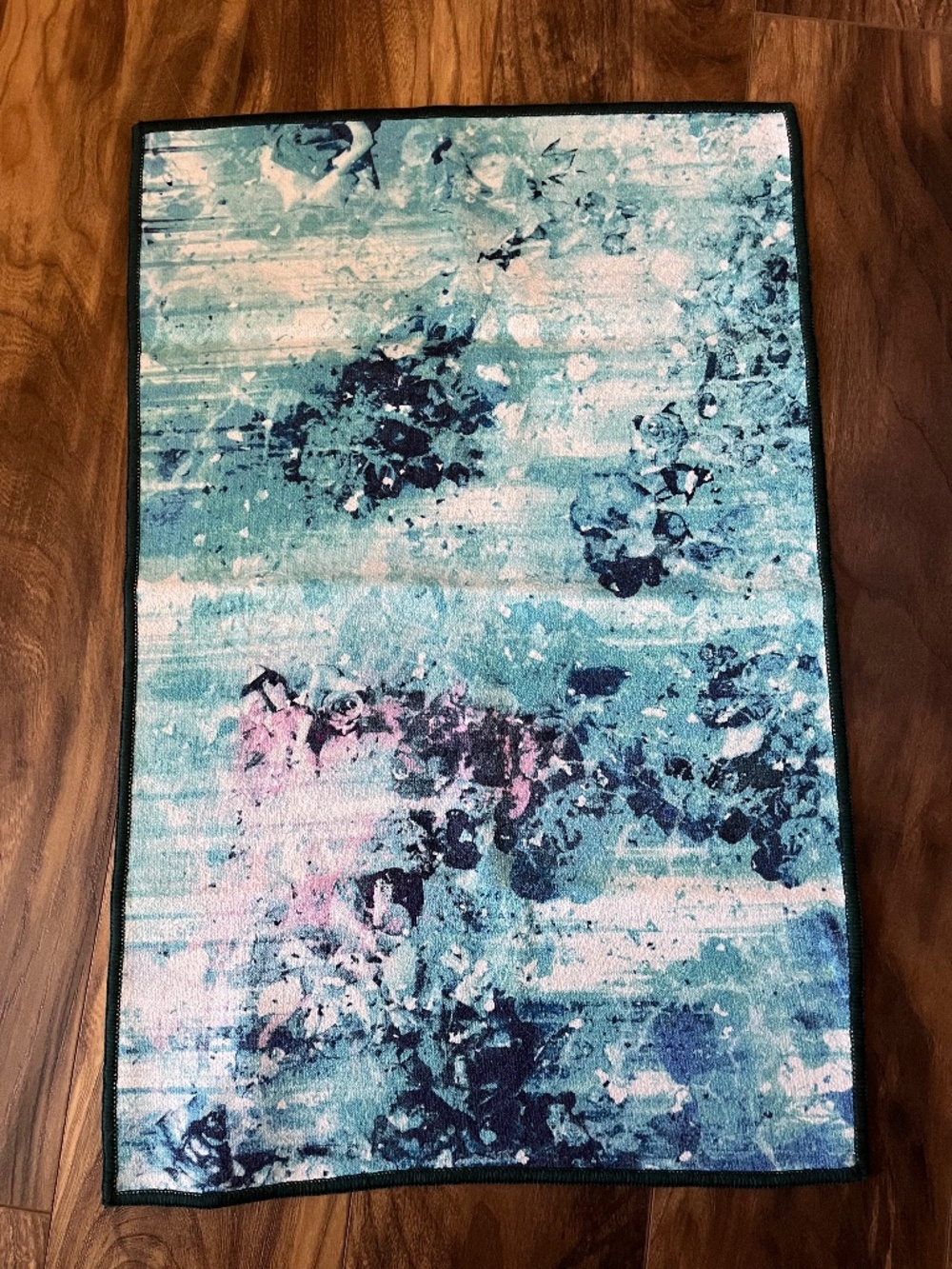 NWOT Manduka Yogitoes Skidless Hot Yoga Hand Towel – Blue Floral